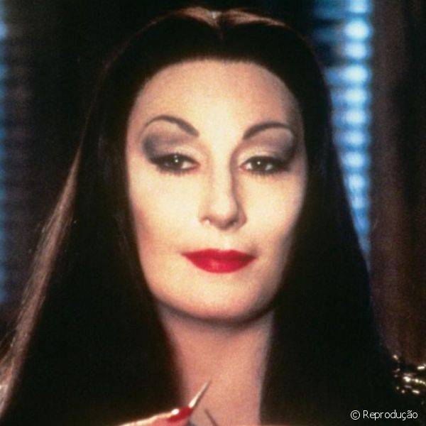 A Fam?lia Addams, 1991 - Personagem mais vaidosa do filme, a sombria Morticia tinha pele impec?vel, olhos em preto e, claro, o batom vermelho como marcas caracter?sticas.